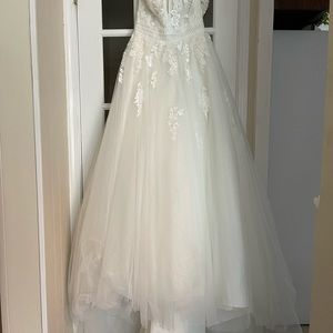 Oleg Cassini V Neck Wedding Dress Size 10
Never worn